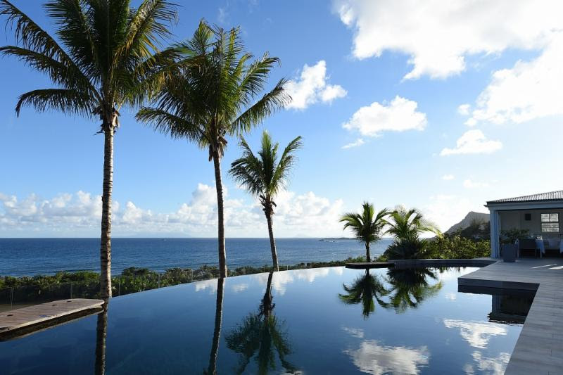 Curtir uma piscina com borda infinita e vista para o mar do Caribe é o sonho de consumo de muita gente. A da foto é do hotel Le Toiny, em St. Barth - Divulgação - Divulgação/Rota de Férias/ND