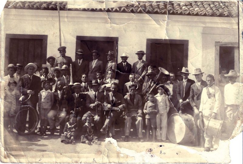 M&uacute;sicos da Banda da Lapa, familiares e amigos, por volta de 1928 – Arquivos Banda da Lapa/Divulga&ccedil;&atilde;o