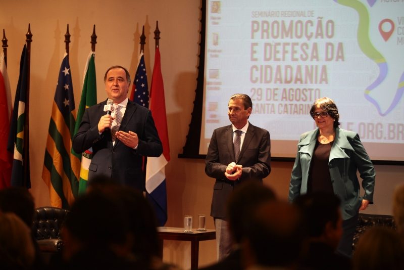 Deputado Kennedy Nunes (PSD), o presidente da Alesc, deputado Julio Garcia (PSD) e a ministra Damares Alves na manhã desta quinta-feira, em Florianópolis – Solon Soares/Agência AL/ND