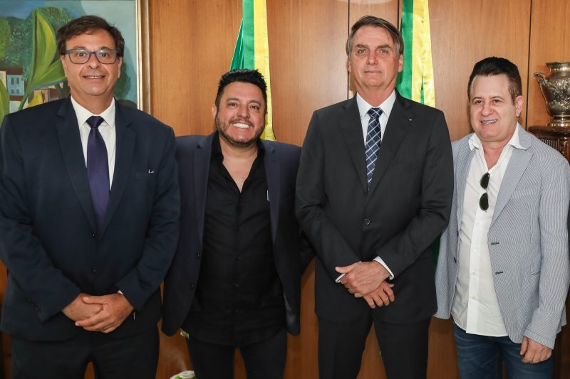 Bruno e Marrone em reuni&atilde;o com o presidente da rep&uacute;blica Jair Bolsonaro e presidente da Embratur, Gilson Machado Neto – Marcos Corr&ecirc;a/PR/Divulga&ccedil;&atilde;o