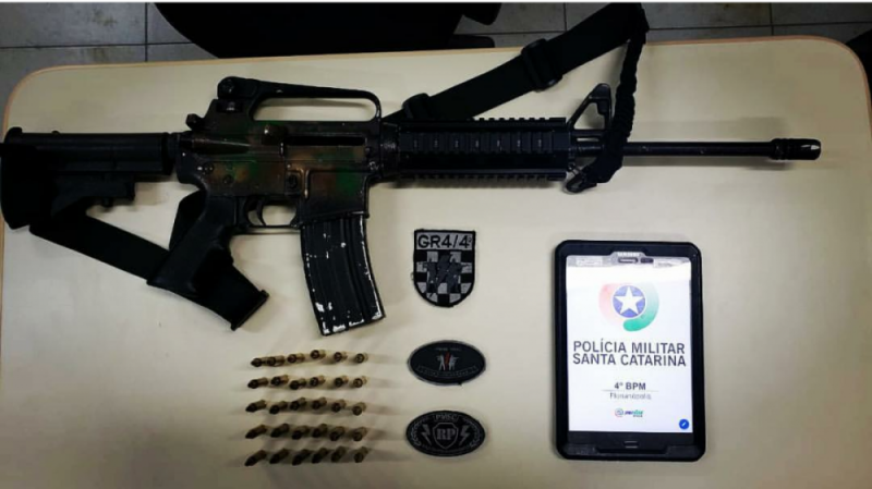 Fuzil e muni&ccedil;&atilde;o foram apreendidos pela Pol&iacute;cia Militar no in&iacute;cio de 2019 – Divulga&ccedil;&atilde;o/ND