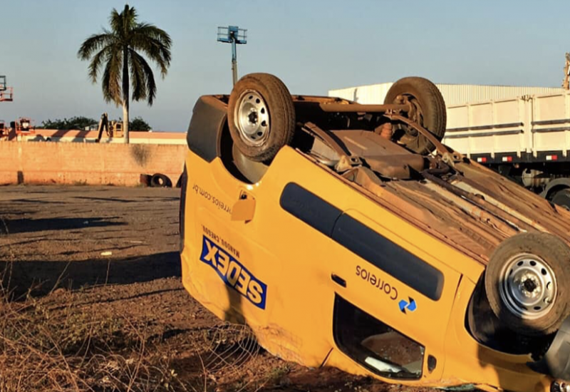 Carro dos Correios capota, após furto. – Reprodução Facebook SigoNews
