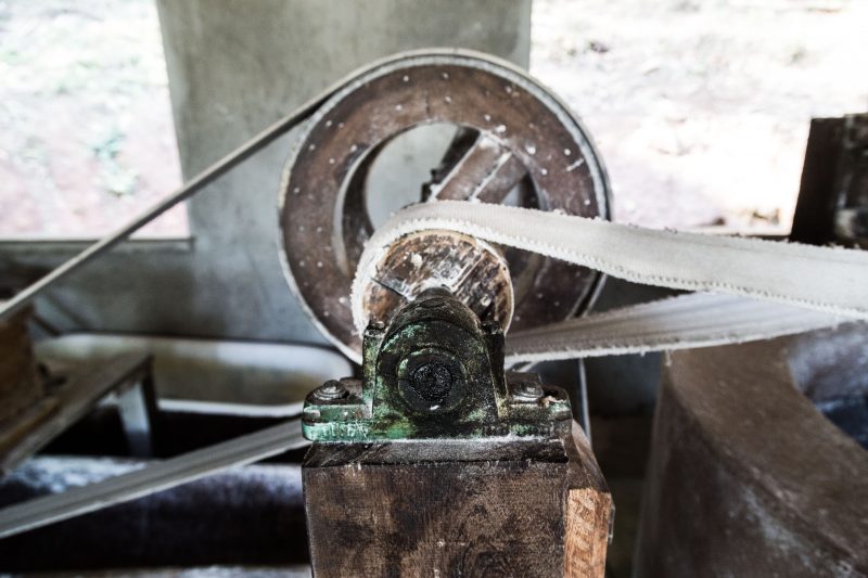 Correia do motor que gira a p&aacute; e mexe a farinha no forno – Anderson Coelho/ND