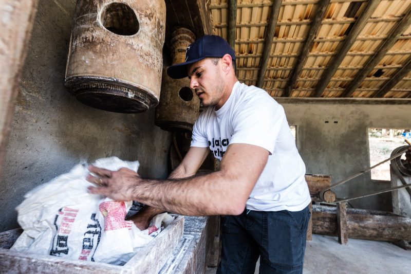 Sacos de aniagem substituem os tradicionais tipitis na prensagem da massa de mandioca – Anderson Coelho/ND