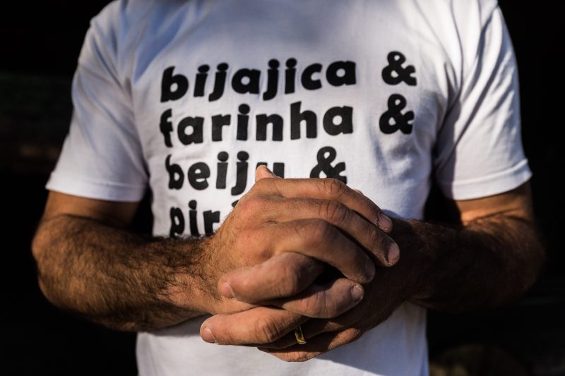 M&atilde;os de Diogo Murilo dos Santos ao manipular a farinha. O Turismo de experi&ecirc;ncia se torna uma reinven&ccedil;&atilde;o da pr&aacute;tica artesanal da produ&ccedil;&atilde;o de farinha em Florian&oacute;polis – Foto: Anderson Coelho/ND