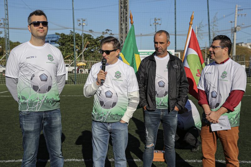Roberto Bertolin (Diretor Regional) na abertura da competição enfatizou o apoio do Grupo RIC ao Fut 7. Também na foto: Norberto Moretti Junior (gerente Comercial), Maurício dos Santos (presidente Federação Fut7 SC) e Clayton Ramos (jornalista RIC). – José Somensi