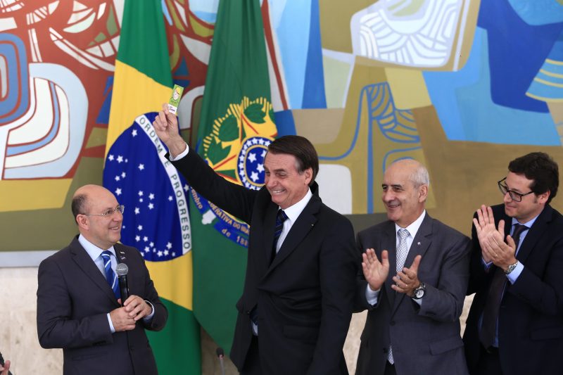 O presidente Bolsonaro, ao lado do presidente da Acaert, Marcello Corrêa Petrelli, exibe o cartão verde da campanha Jeito Catarinense &#8211; Alan K/ND