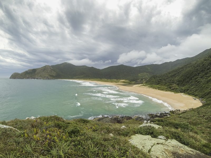 Para chegar &agrave; praia da Lagoinha do Leste &eacute; preciso fazer uma trilha, levar &aacute;gua e alimentos – Marco Santiago/Arquivo/ND