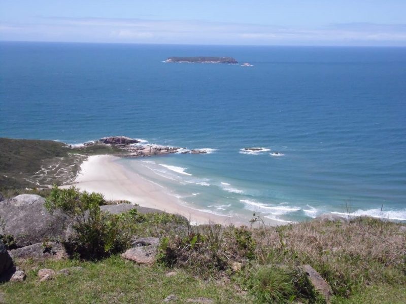 Florian&oacute;polis tem 433 quil&ocirc;metros quadrados e hoje as &aacute;reas legalmente protegidas ocupam mais de 40% do territ&oacute;rio insular. Na foto, panor&acirc;mica do Parque Municipal da Galheta – Foto: Floram/Divulga&ccedil;&atilde;o