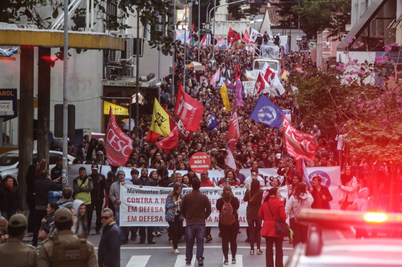 Manifestantes saíram em passeata pela rua Tenente Silveira. Foto: Anderson Coelho/ND
