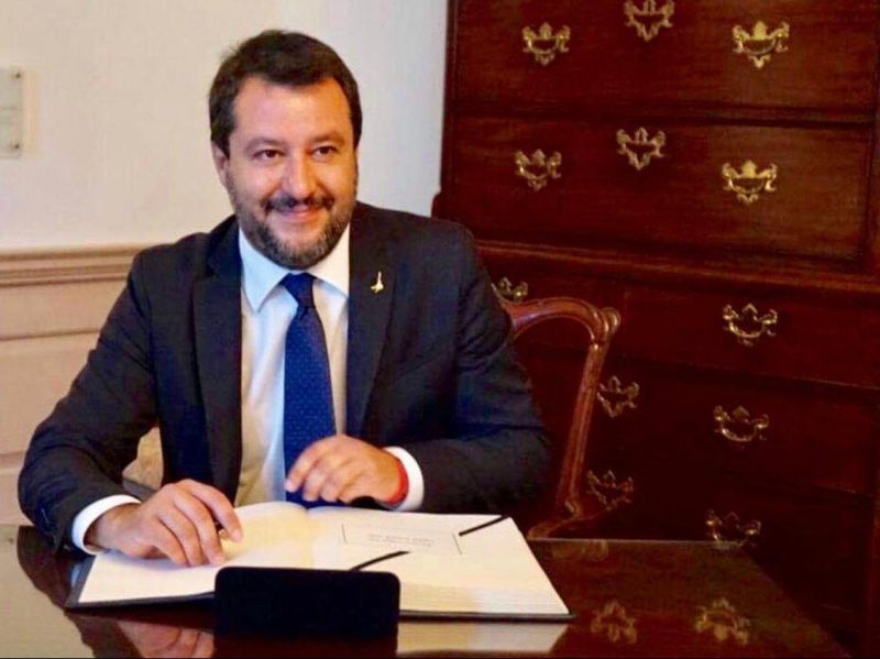 Ministro do Interior da It&aacute;lia, Matteo Salvini, assina decreto para barrar entrada de migrantes ilegais na It&aacute;lia – Reprodu&ccedil;&atilde;o/Facebook