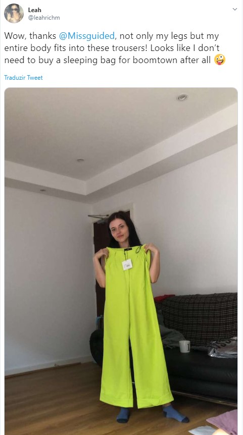 Leah Richmond, uma jovem britânica de 21 anos, comprou uma calça da marca Missguided e teve uma (literalmente) grande surpresa quando recebeu a encomenda em sua casa. A calça não só cabia suas pernas, mas também todo o seu corpo. A loja não se manifestou a respeito do ocorrido. - Reprodução Twitter /33Giga/ND