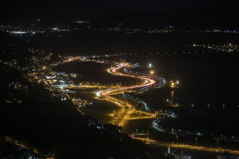 Tr&acirc;nsito intenso do Centro para o Sul da Ilha &eacute; cen&aacute;rio cotidiano – Foto: Anderson Coelho/ND