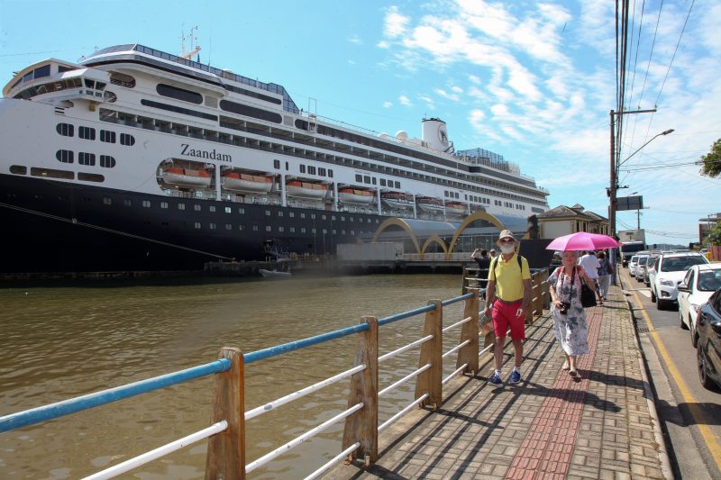 Cruzeiro atracado em Itaja&iacute; – Foto: Marcos Porto/Divulga&ccedil;&atilde;o