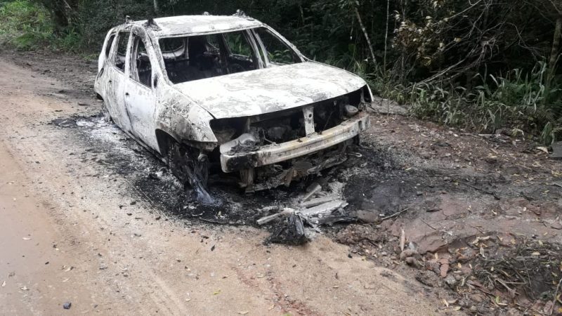 Durante as buscas, o carro de C&aacute;tia foi encontrado carbonizado no Morro da Palha, em S&atilde;o Francisco do Sul. Pegadas de um sapato diferente ao que a empres&aacute;ria usava no dia tamb&eacute;m foram encontradas. – Foto: Pol&iacute;cia Civil