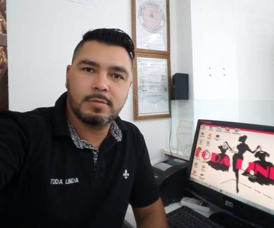 Apontado como autor do disparo que matou a empresária Cátia Regina da Silva, o comerciante Fabricio Woche usou seu perfil no Facebook para se defender – Redes Sociais