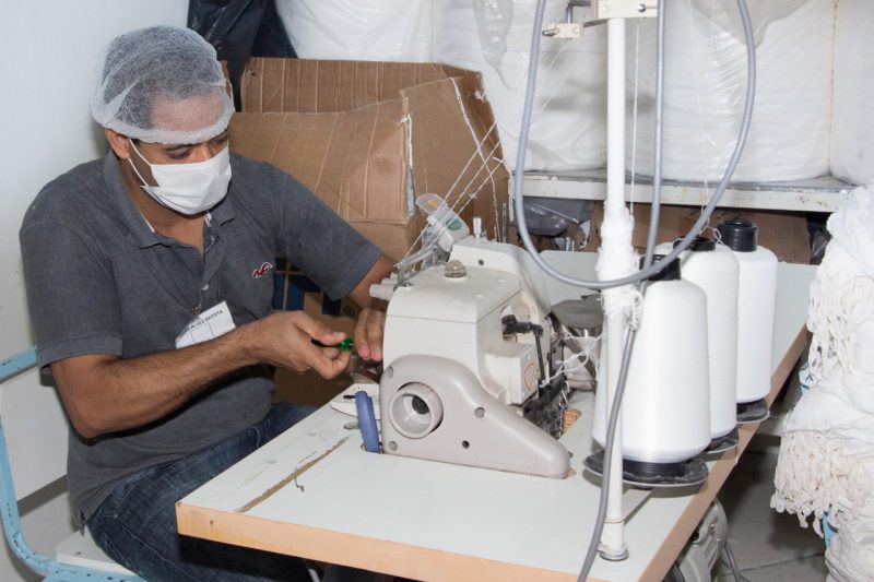 Recuperando trabalhando em oficina de costura na Apac de Pirapora, em Minas Gerais – Fraternidade Brasileira de Assist&ecirc;ncia aos Condenados/ND