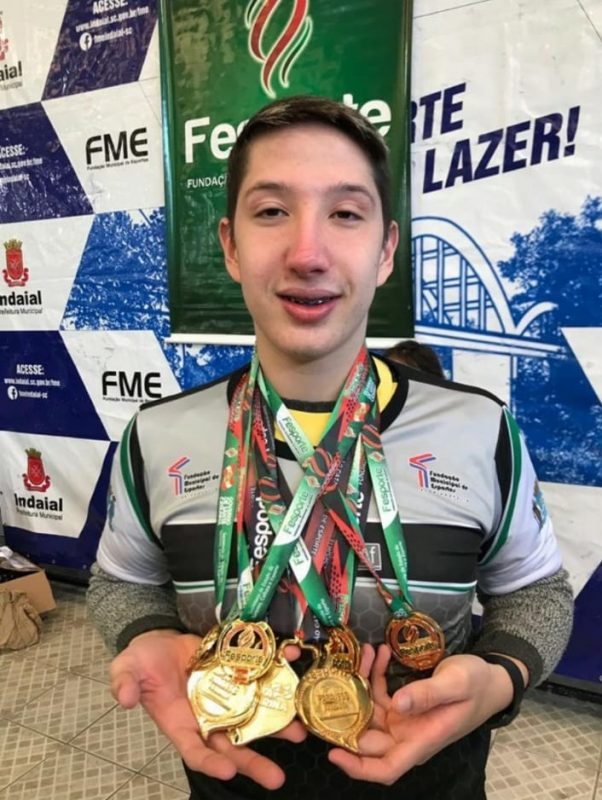 Isaac voa nas piscinas e coleciona conquistas – Isaac Lorenzo/arquivo pessoal