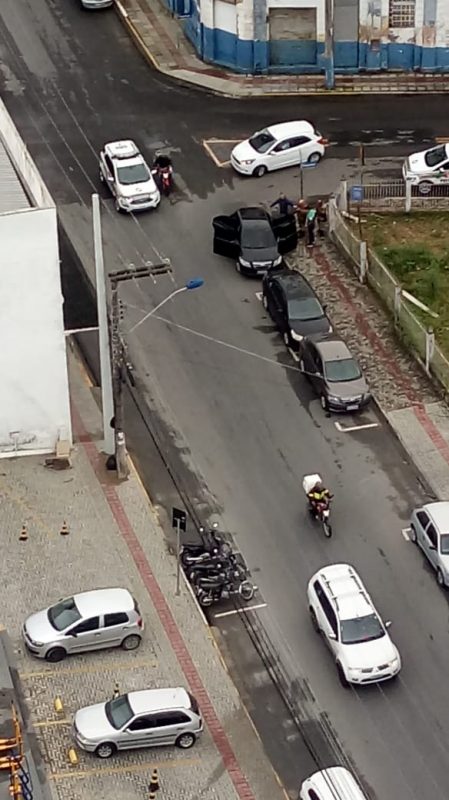 Três homens encapuzados levaram um malote com dinheiro e trocaram tiros com policiais da reserva – Divulgação/ND