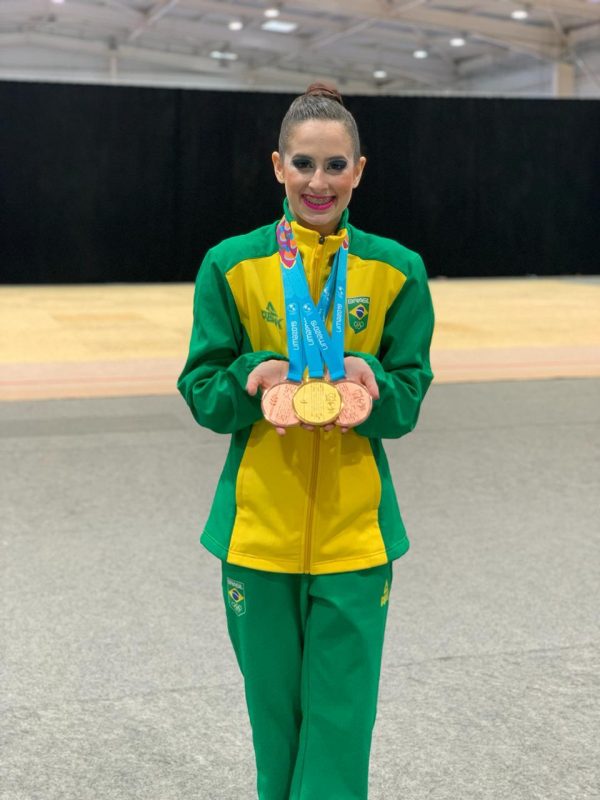 Beatriz exibe orgulhosa as tr&ecirc;s medalhas conquistadas no Pan 2019 com a equipe brasileira – Arquivo pessoal