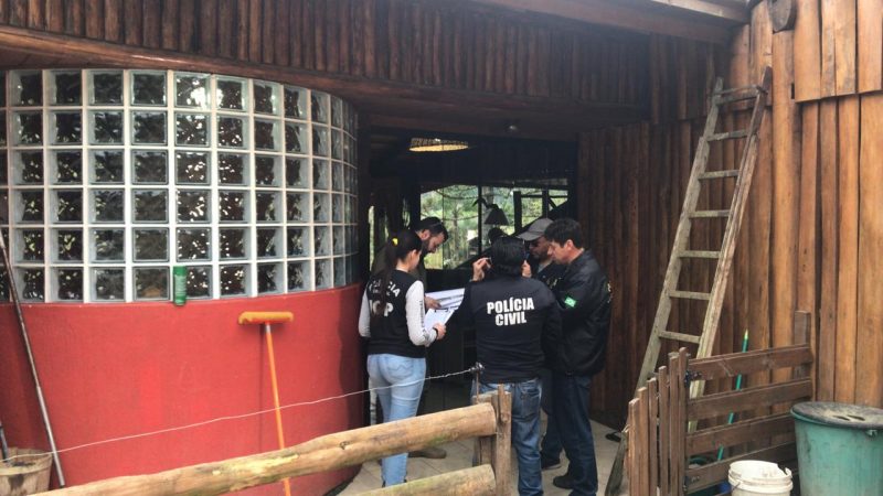 Agentes do IGP e policiais participam da reconstitui&ccedil;&atilde;o na casa da fam&iacute;lia em Alfredo Wagner – Anderson Coelho/ND