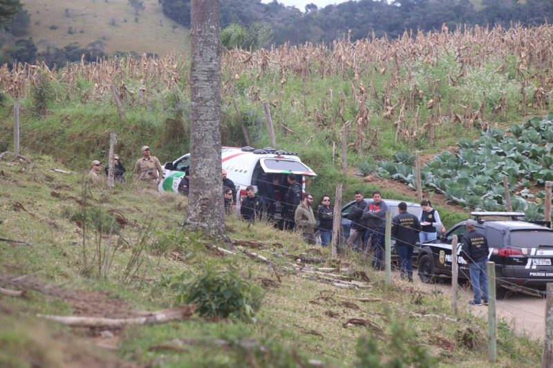 Momento em que advogados falam com o r&eacute;u na viatura do Deap – Anderson Coelho/ND