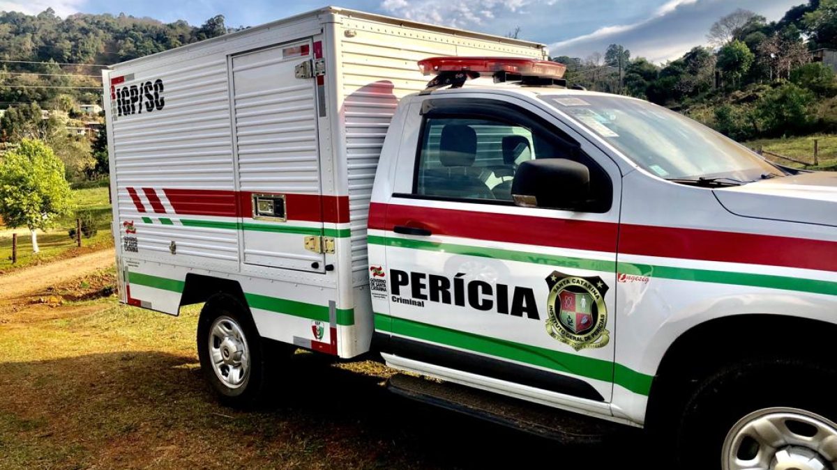 Jovem de 23 anos é encontrada morta enrolada em cobertor na casa do ex-companheiro após dias sem aparecer no trabalho em SC
