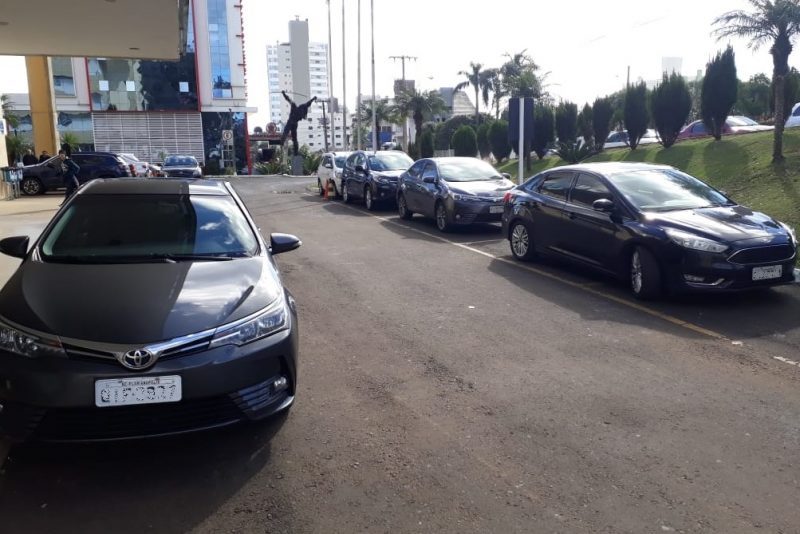 No in&iacute;cio de julho, como se fosse uma presidente da Rep&uacute;blica, a vice-governadora Daniela Reinehr mandou uma equipe precursora a um centro de eventos em Chapec&oacute; para fazer uma vistoria minuciosa do local. Na foto, os carros oficiais que estavam &agrave; disposi&ccedil;&atilde;o da vice-governadora durante o evento – Divulga&ccedil;&atilde;o/ND