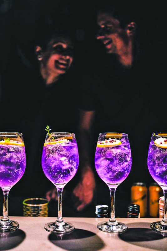 Drink feito com a flor Clitoria –&nbsp; Divulga&ccedil;&atilde;o/ND