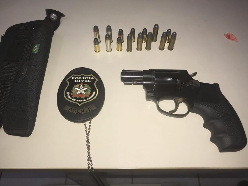 Na casa de Magali foi localizada uma arma. O marido da suspeita, &eacute; acusado de ter disparado contra C&aacute;tia. Ele fugiu do local no momento da chegada da Pol&iacute;cia. O rev&oacute;lver foi encaminhado para a per&iacute;cia que determinar&aacute; se o disparo que atingiu a empres&aacute;ria &eacute; compat&iacute;vel. – Foto: RICTV RECORD/ND