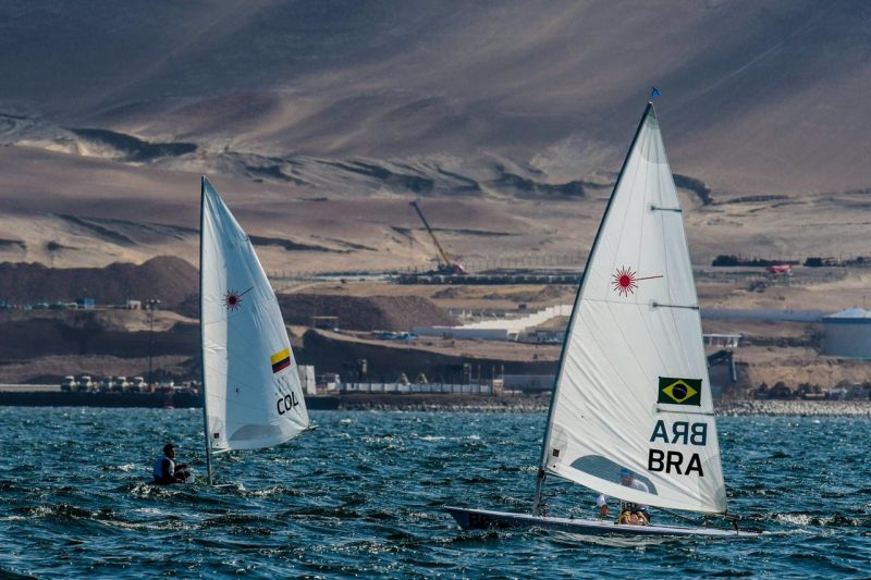 Bruno Fontes com seu barco com a bandeira brasileira conquistou a prata no Peru – Washington Alves/COB