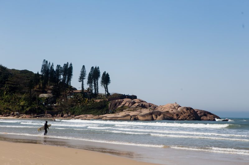 Jovem morreu ao cair de cost&atilde;o na praia da Joaquina – Foto: Arquivo/Flavio Tin/ND