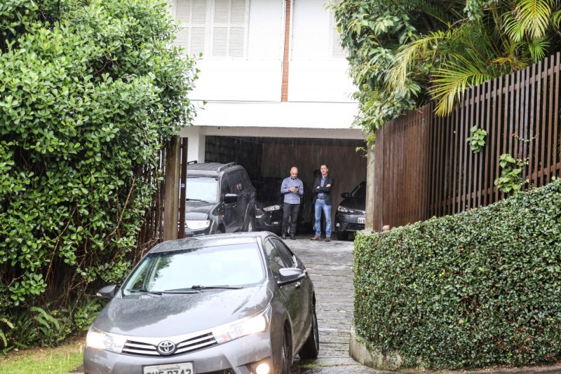 Movimentação de carros e assessores na garagem da residência oficial, localizada em bairro nobre da cidade de Florianópolis – Divulgação/ND