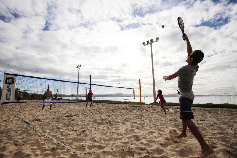 Pessoas praticando esporte ao ar livre