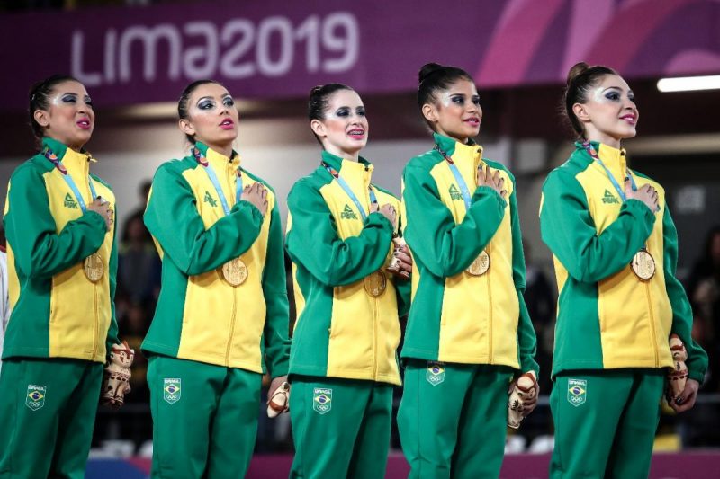 Catarinense Beatriz Linhares da Silva (centro) conquistou medalha de ouro na gin&aacute;stica r&iacute;tmica na prova de equipes de tr&ecirc;s arcos e dois pares de ma&ccedil;as – Wander Roberto/COB