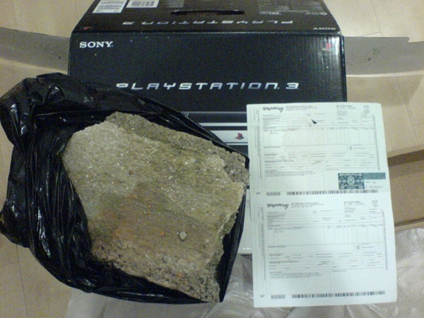 Depois de comprar um PlayStation 3 de um varejista brasileiro, Bjornn Borg viu o console parar de funcionar. Então, ele devolveu à empresa, que lhe enviou outro produto sem o jogo que estava dentro do primeiro. Ele reclamou novamente e, na terceira vez, recebeu somente a caixa com uma grande pedra dentro. - Crédito: reprodução da internet /33Giga/ND