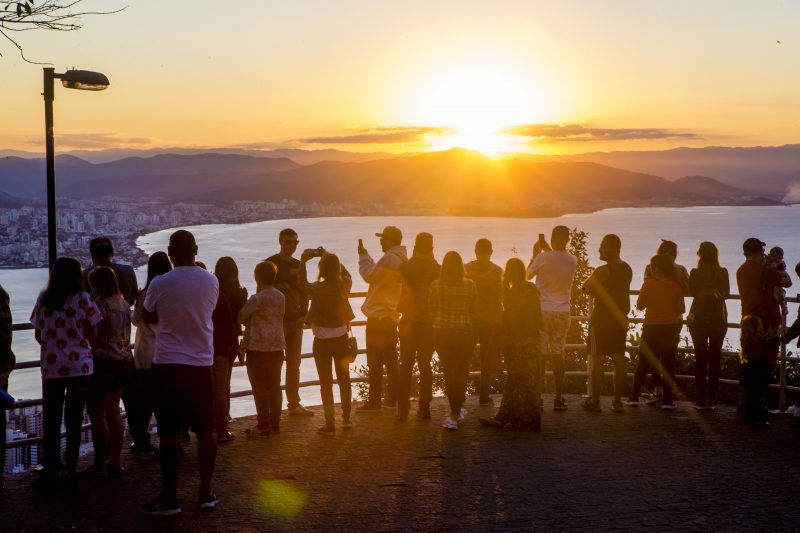 Florianópolis e o belo pôr do sol no mirante do morro da cruz – Foto: Flavio Tin/ND