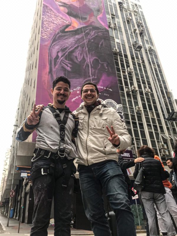 Marcelo Bohrer e Thiago Valdi em frente ao mural que homenageia Antonieta de Barros – Divulgação/ND
