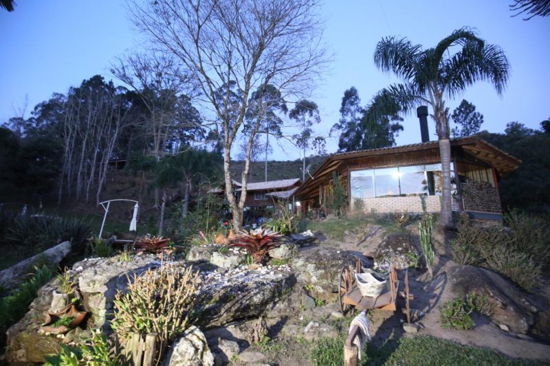 Quatro armas foram apreendidas na resid&ecirc;ncia em que ocorreu o assassinato de Loraci Matthes, de 50 anos, e de seu filho de apenas oito anos. Segundo a pol&iacute;cia, as armas eram de propriedade do Argentino, que tamb&eacute;m foi morto. N&atilde;o foram encontrados os documentos dos objetos – Anderson Coelho/ND