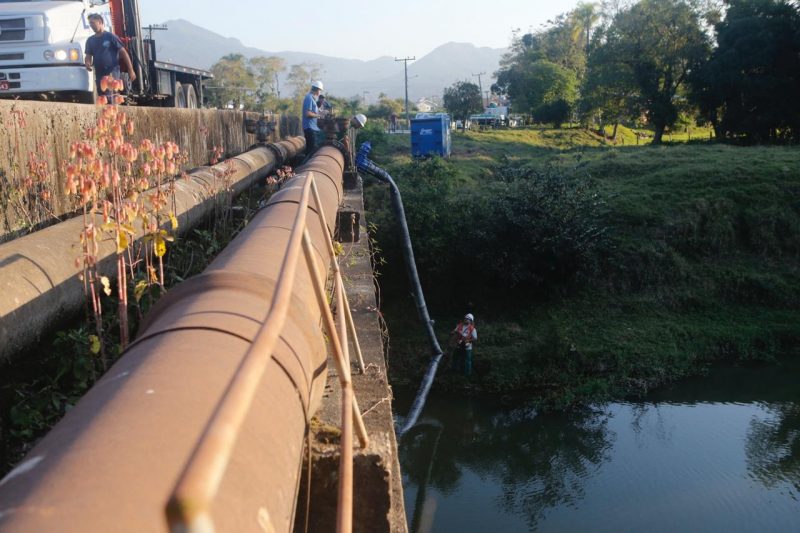 Técnicos da Casan instalaram uma bomba no rio Cubatão para reforçar abastecimento &#8211; Flávio Tin