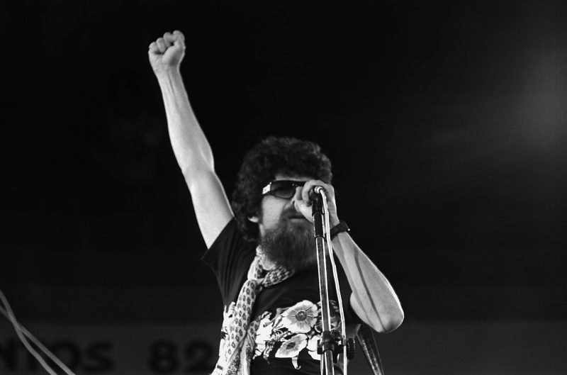 Raul Seixas durante apresenta&ccedil;&atilde;o do Festival M&uacute;sica na Praia, em Santos – ARQUIVO/ESTAD&Atilde;O CONTE&Uacute;DO/AE/ND