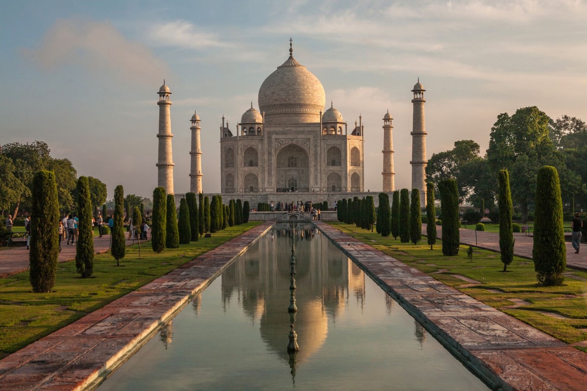 Taj Mahal, Índia - Este mausoléu foi construído em 1648 pelo imperador Shah Jahan para sua terceira esposa, Mumtaz Mahal, que morreu ao dar à luz seu filho. Sua cúpula central tem 53 metros de diâmetro. Tanto dentro como fora, o mausoléu de mármore branco é decorado com flores feitas a partir de caligrafia de 28 tipos de pedras preciosas, como ágata e jaspe. Os arcos principais contêm passagens do Alcorão - sandeepachetan.com on Visualhunt.com / CC BY-NC-ND - sandeepachetan.com on Visualhunt.com / CC BY-NC-ND/Rota de Férias/ND