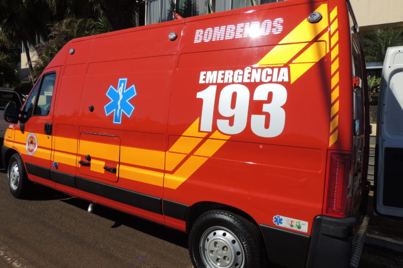 ambulância dos bombeiros que atendeu trabalhador que caiu de altura