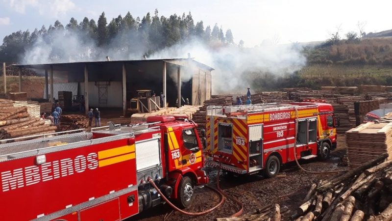 Bombeiros utilizam 6 mil litros de água para controlar incêndio no