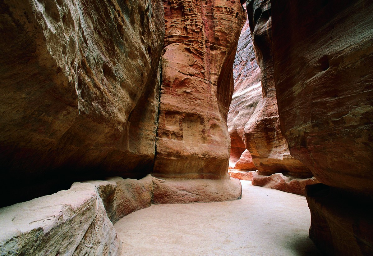 Petra, Jordânia - Para se chegar até ele é preciso atravessar o Siq, uma garganta formada por um corredor de três quilômetros dentro dos arenitos, com três metros de largura e 100 metros de profundidade - Divulgação - Divulgação/Rota de Férias/ND