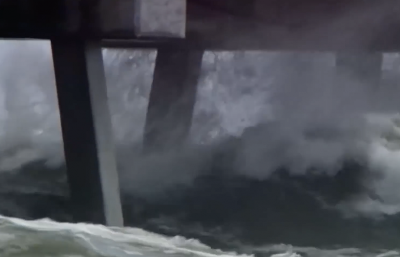 Ondas de até cinco metros invadiram praias na Flórida – Reprodução