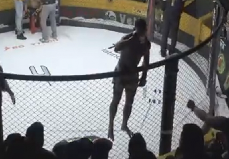 O lutador bebe a cerveja, após pedir “um gole” ao fã – Reprodução Twitter