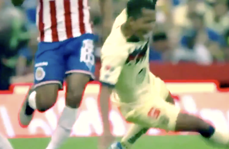 Giovani do Santos cai logo ap&oacute;s ser atingido violentamente pelo rival – Reprodu&ccedil;&atilde;o Twitter