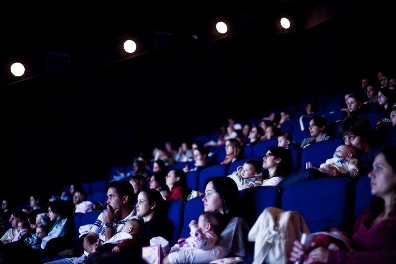 As dez primeiras famílias com bebês a chegarem na bilheteria do cinema ganham um ingresso cortesia na sessão adaptada 