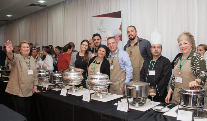 Cleide Barbi Ammon (&agrave; esq.) com molheiros do &uacute;ltimo Festival do Strogonoff, em 2019 – Foto: Fatima Damaceno/Divulga&ccedil;&atilde;o/ND